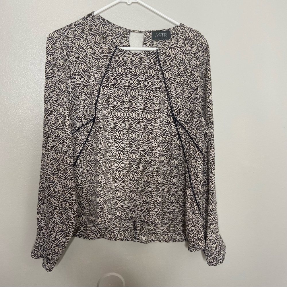 ASTR Black & White Print Boho Top from Anthropologie Size Large